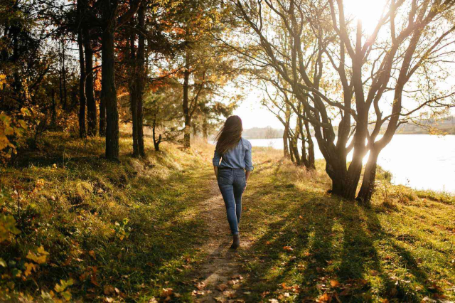 imagen de una mujer caminando 